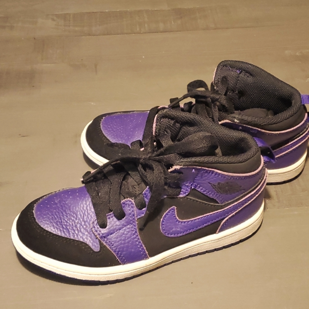 Purple and black retro 1 air jordan